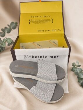 Bernie Mev Slides Sandals Gray Woven Strap Comfort Memory Foam Size 38 US 7-7.5